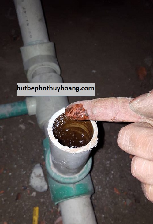 xử lý đường ống nước đóng cặn