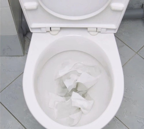 dội nước xuống chậm do giấy vệ sinh