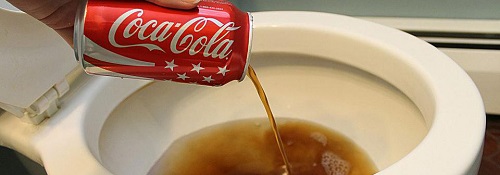 Xử lý tắc bồn cầu bằng coca